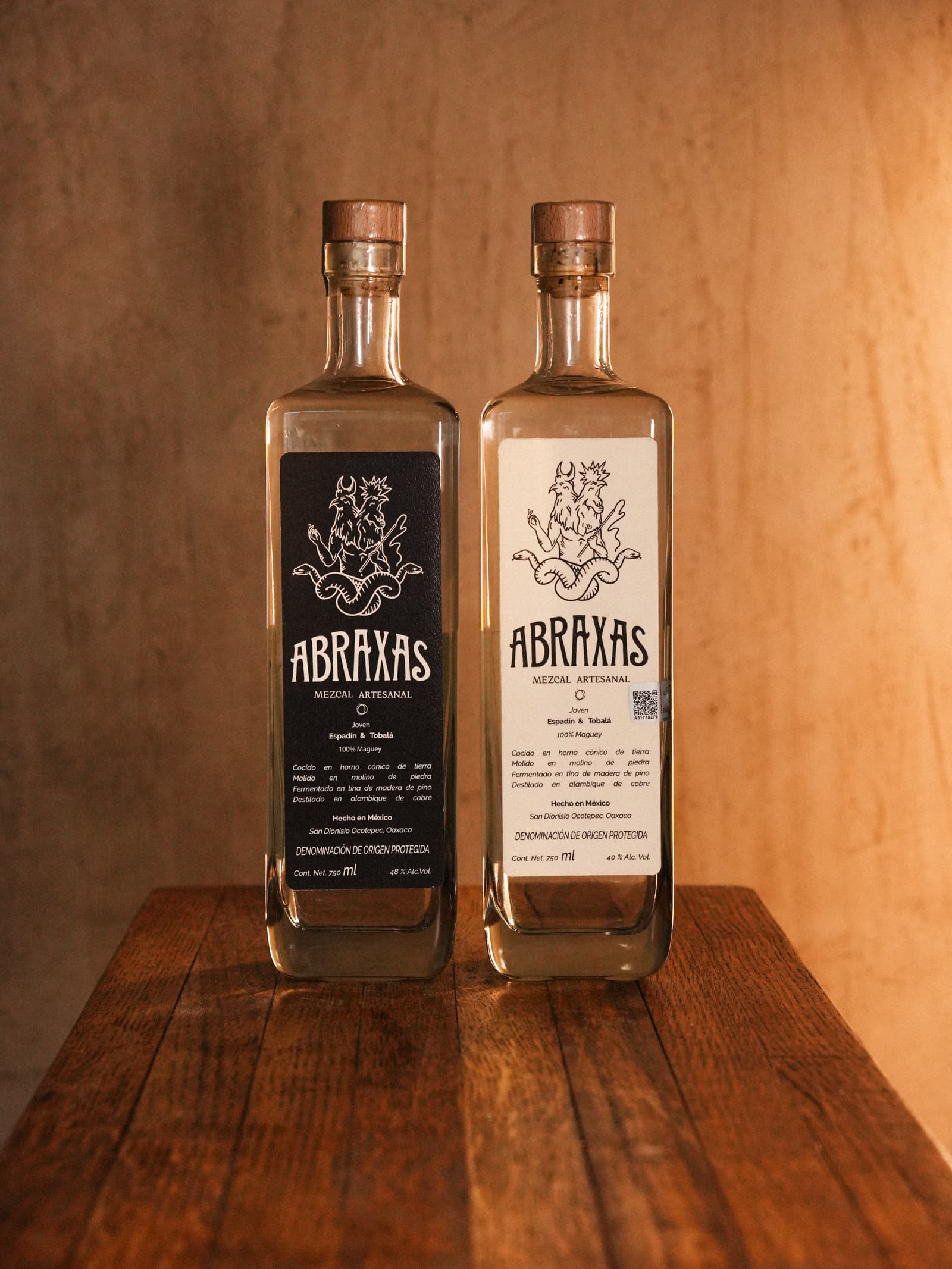 Abraxas Blanco y Negro — Detalle de botella